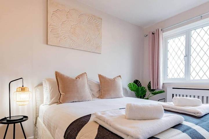 3-Bed House Close to Town + Parking in Worcester, Worcestershire