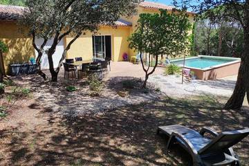 Gîte pour 4 personnes, avec jardin à Rochegude
