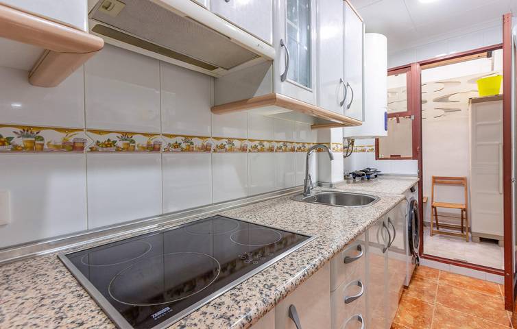 Apartamento vacacional entero, Acogedor apartamento con terraza, aire acondicionado y aparcamiento cerca de Calas del Este in Santa Pola, Costa Blanca