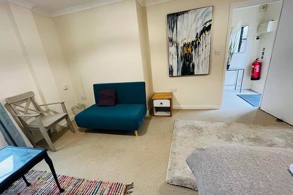 Vintage style Lodge In Windsor! Sleeps 15! Hot Tub! in Berkshire