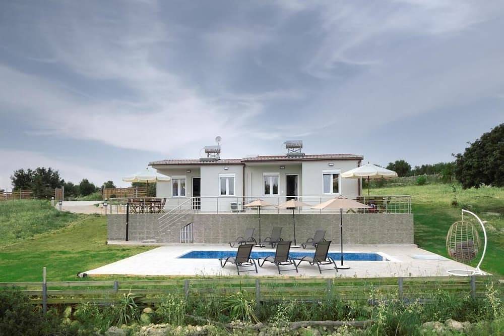 Ganze Wohnung, Deatached apartment with shared pool in Tersanas Chania 2 minutes from the beach in Chorafakia, Akrotiri (Chania)