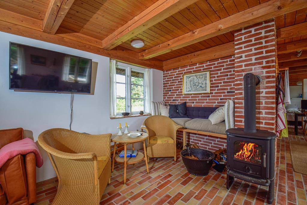 Quietly located, cozy thatched roof house sheltered from the wind in the forest – Beautiful south-facing terrace in Vester Husby, Husby