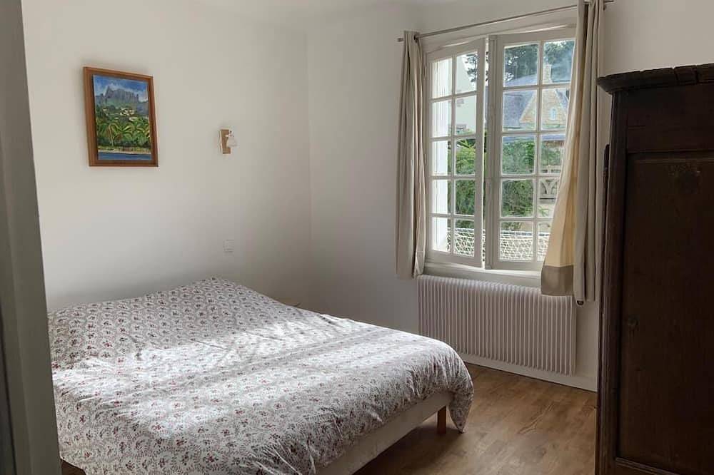 Bright family home, 5 bedrooms for 10/11 people, 250m from the beach in Plougrescant, Pink Granite Coast