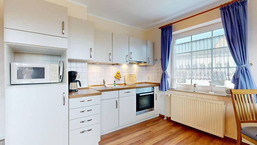 Ganze Wohnung, Traumhaftes Reetdachhaus in ruhiger Lage, Terrasse und mit großem Garten. in Lancken-Granitz, Rügen