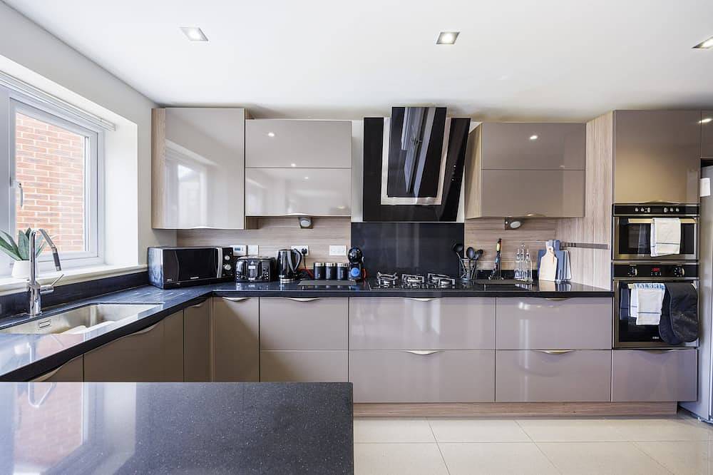 *Pristine 5 bedroom 4.5 bathroom* garden & patio* in Coventry, Birmingham Area