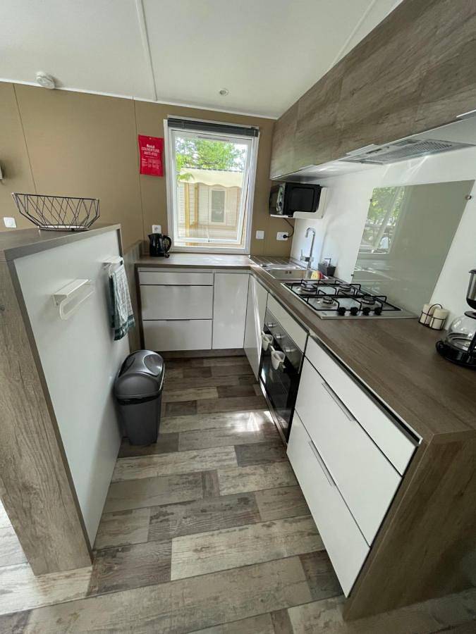 Camping pour 6 personnes, avec jardin et bassin pour enfant ainsi que piscine et jacuzzi à Parentis-en-Born - 4