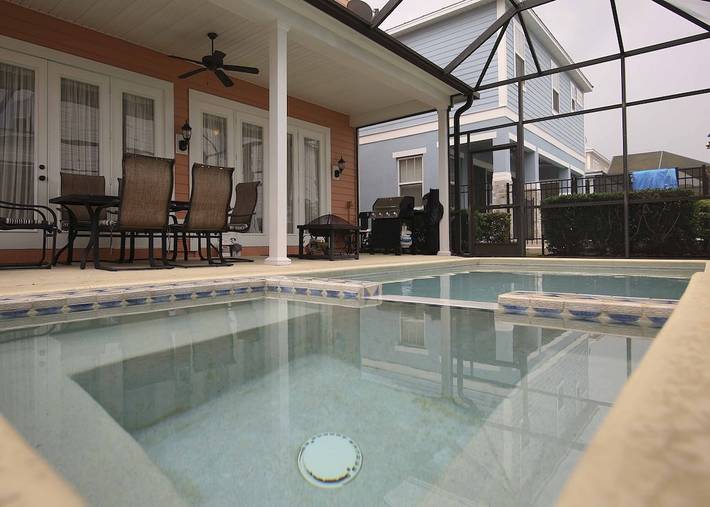 Vacation rental for 10 people, with yard and pool, with pets in Reunion Resort