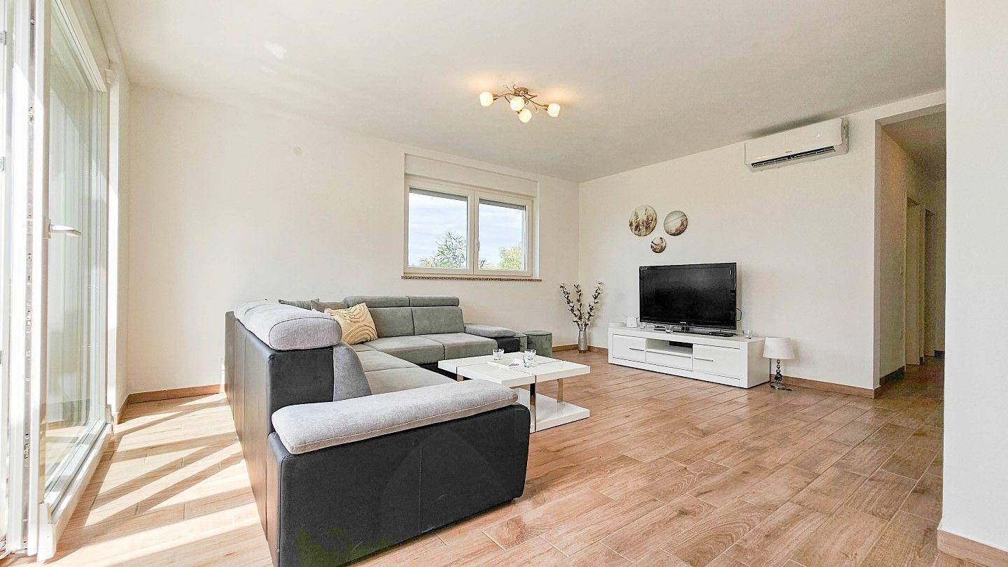 "Villa Pavlovic" with garden and grill in Région d'Umag