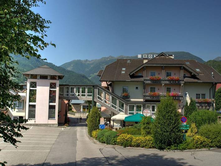 Hotel für 5 Personen, mit Balkon und Terrasse sowie Garten und Pool in Flattach