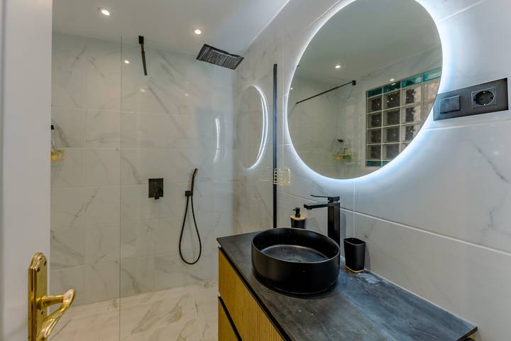 Entire apartment, Apartment 'Atalaya Green Apt' with Shared Pool, Balcony and Wi-Fi in Vista Azur, Estepona