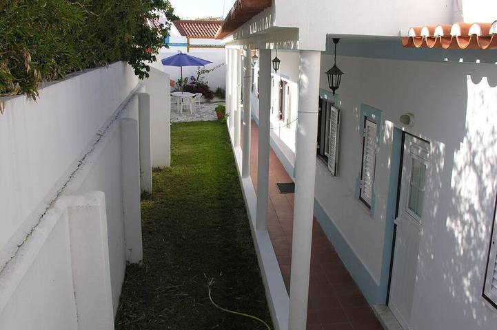 Wohnung mit Garten, im alten Teil des Dorfes, 5 Minuten zu Fuß vom Strand entfernt in Praia do Farol, Vila Nova de Milfontes