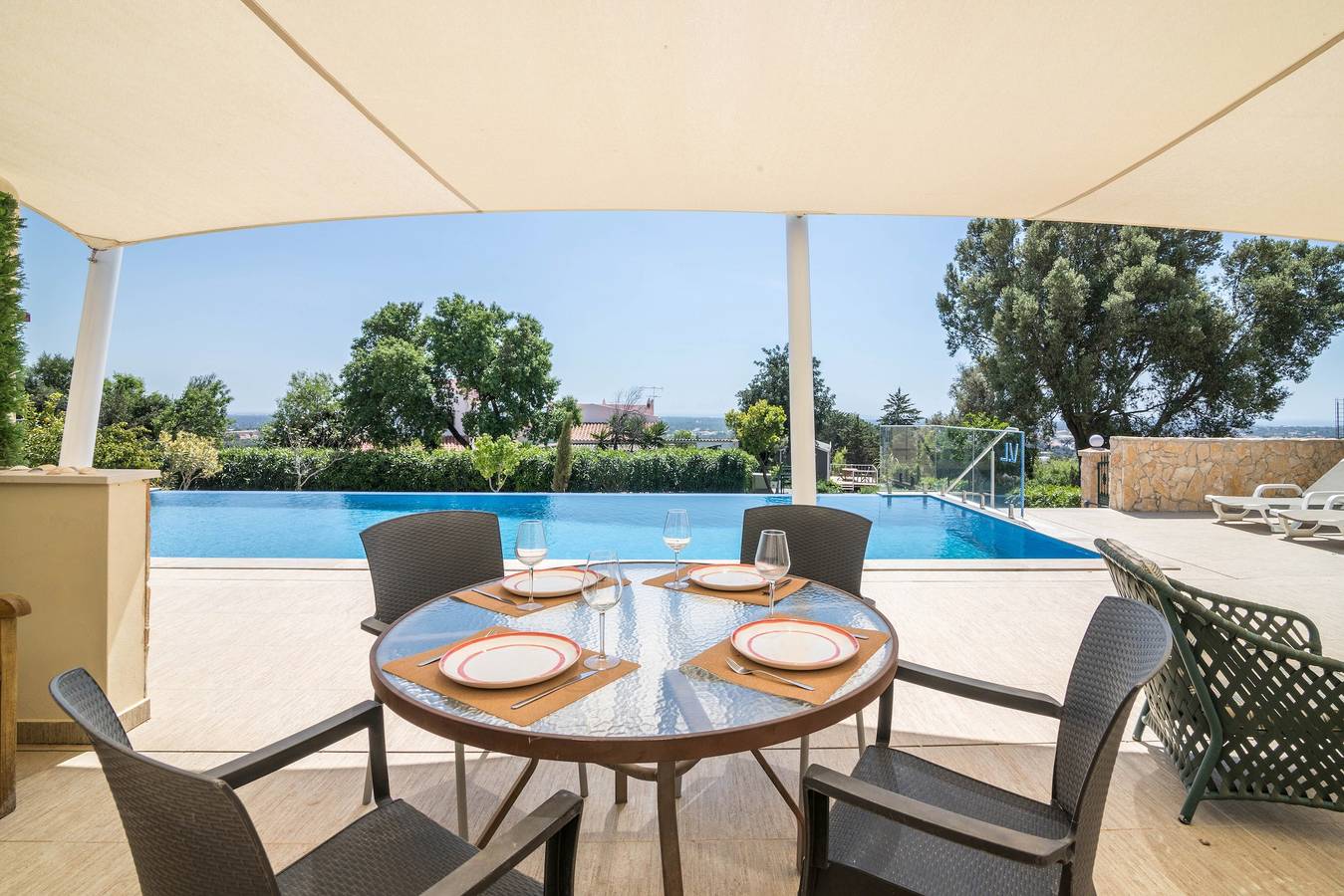 Appartement entier, Appartement Abelha avec vue sur la mer, piscine à débordement, jardin partagé et Wi-Fi in Loulé (São Clemente), District de Faro