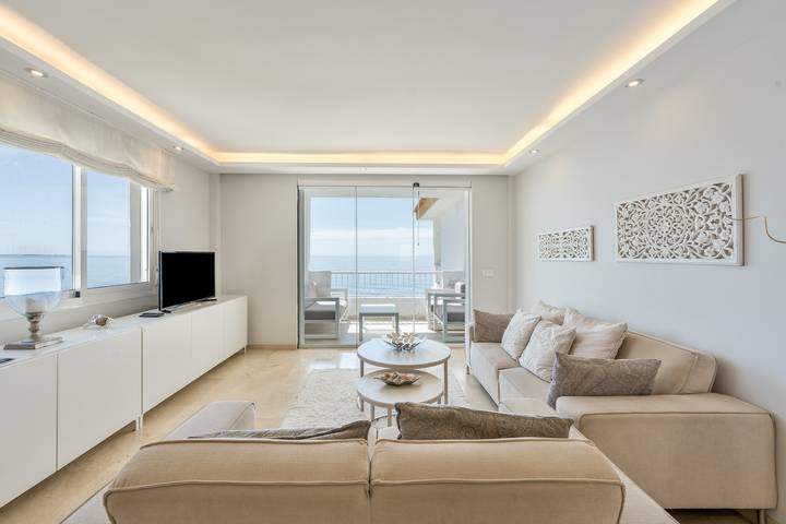 Entire apartment, Apartment 'Siente El Mar' with Sea View, Wi-Fi and Air Conditioning in La Gaspara, Estepona