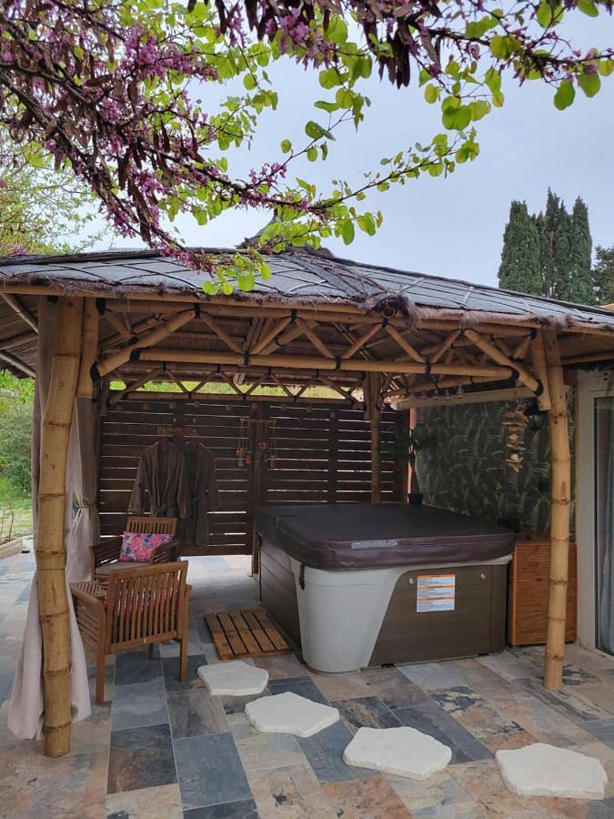 Alojamiento y desayuno para 2 personas, con jacuzzi además de jardín y piscina - 1
