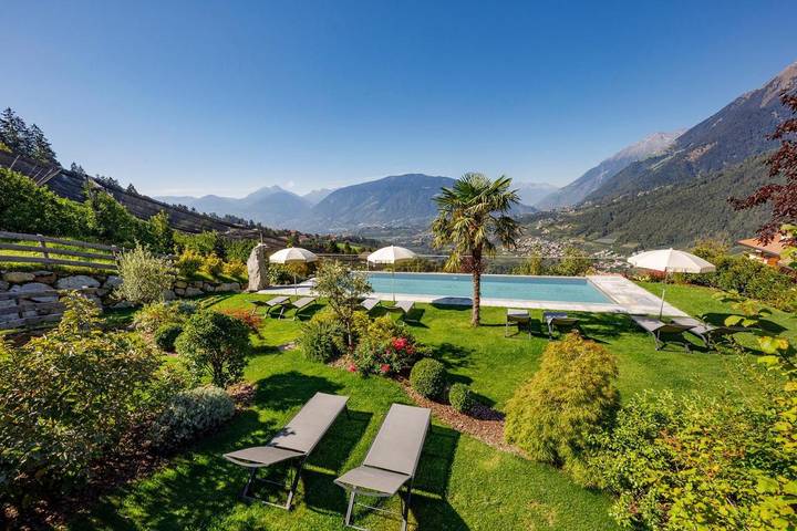 Ferienwohnung für 4 Personen, mit Balkon und Terrasse sowie Garten und Pool in Schenna
