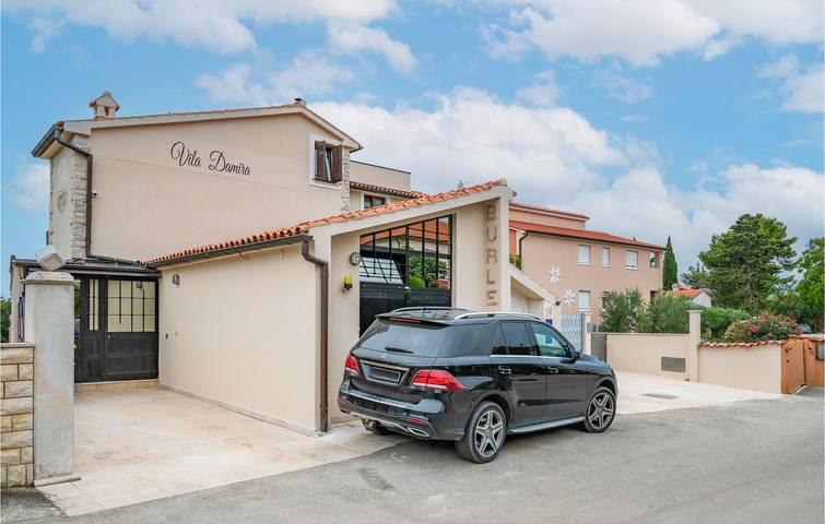 Appartement de vacances entier, Charmant appartement avec piscine et terrasse, à 2 km de Bijela Plaža in Medulin City, Medulin