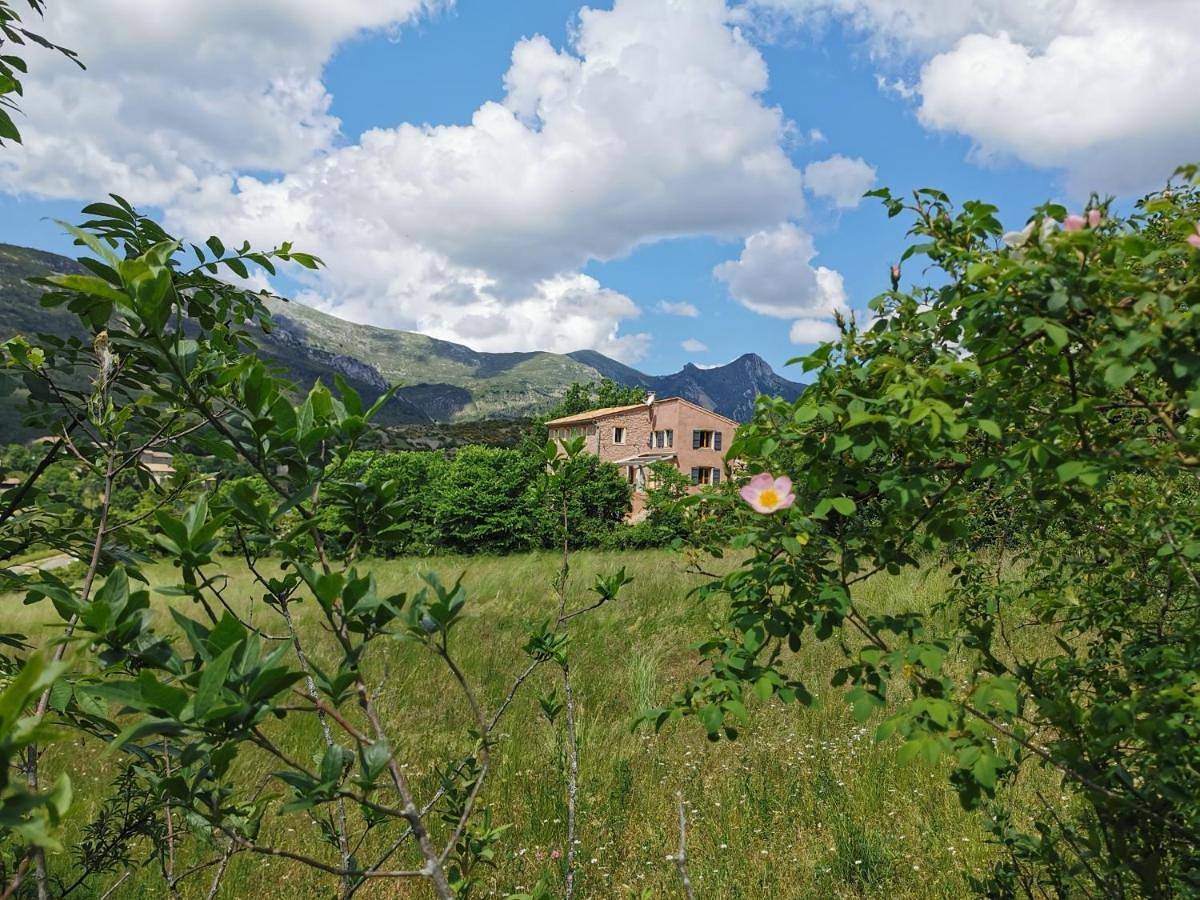 La Peyregoune, logement en pleine nature et table d'hôtes in Blieux, Alpes-de-Haute-Provence