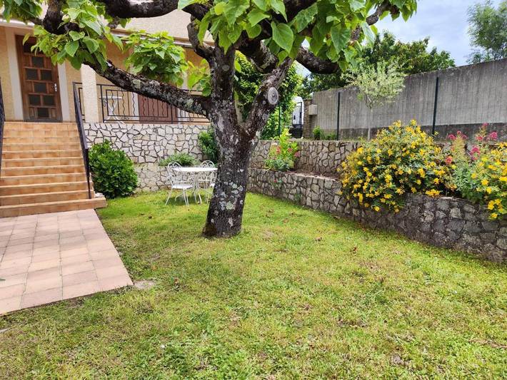 Location de vacances pour 10 personnes, avec terrasse et vue ainsi que jardin et piscine à Saint-Barthélemy-le-Plain - 4