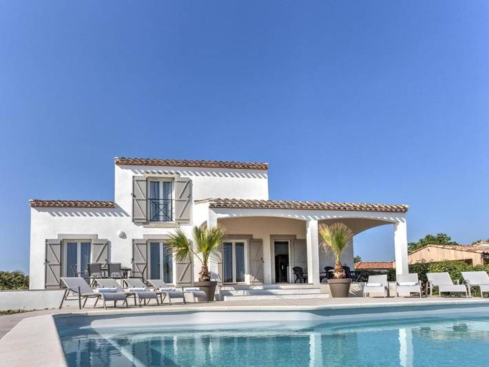 Location de vacances pour 8 personnes, avec piscine et jardin à Aigne