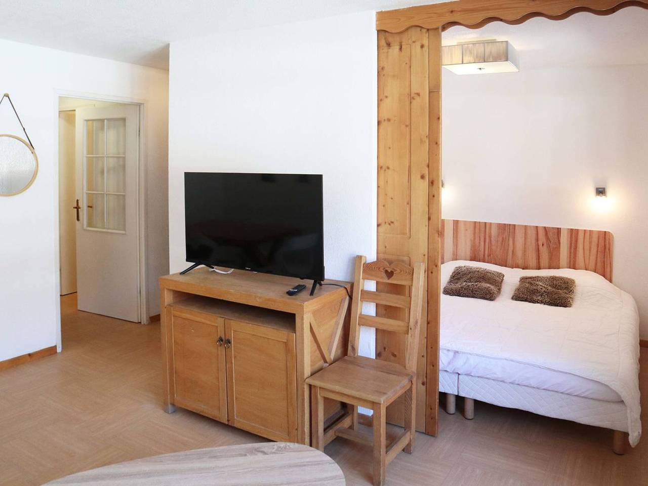 Entire apartment, Ski-in/Ski-out Apartment with Pool (6 pers) - Les Orres 1800 in Les Orres, Écrins National Park