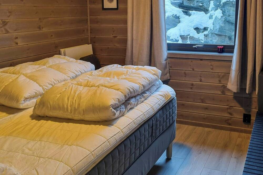 Verfügbare Hütte mit Bergblick am Bergevann in Vaksdal