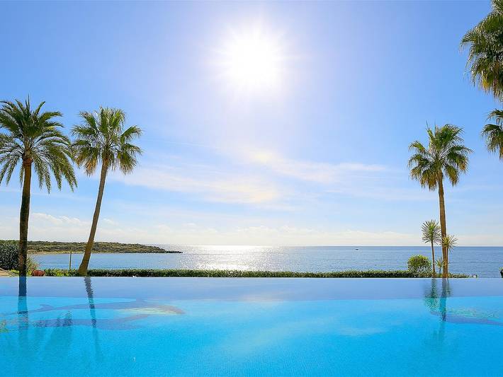 Location de vacances pour 4 personnes, avec Balcon/Terrasse et Vue sur l’océan ainsi que Jardin et Piscine à Estepona
