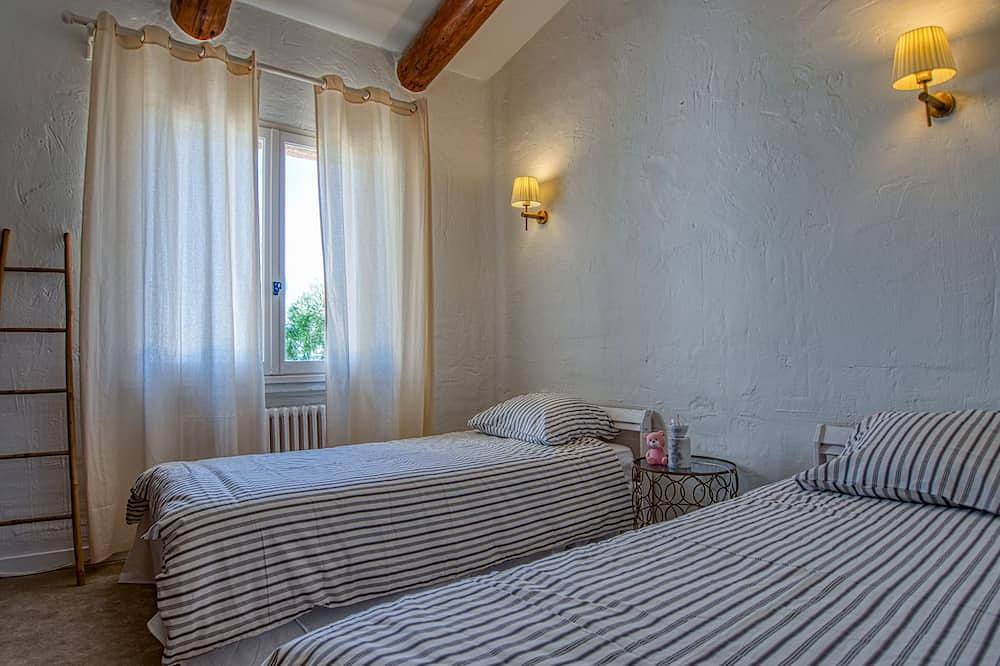 Villa Avec Terrain de Tennis Privé et Piscine in Cucuron, Regionaler Naturpark Luberon