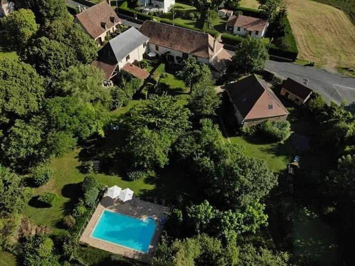 Gîte pour 4 personnes, avec jardin et piscine à Génis