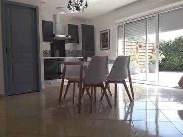 Gîte pour 4 personnes, avec terrasse et jardin à Corneilhan
