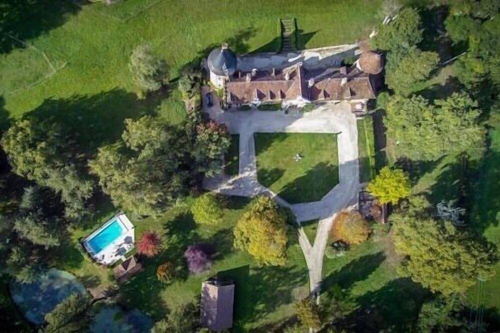 Chateau solognot Xv eme siècle tout confort avec piscine et tennis. in Millançay, Sologne