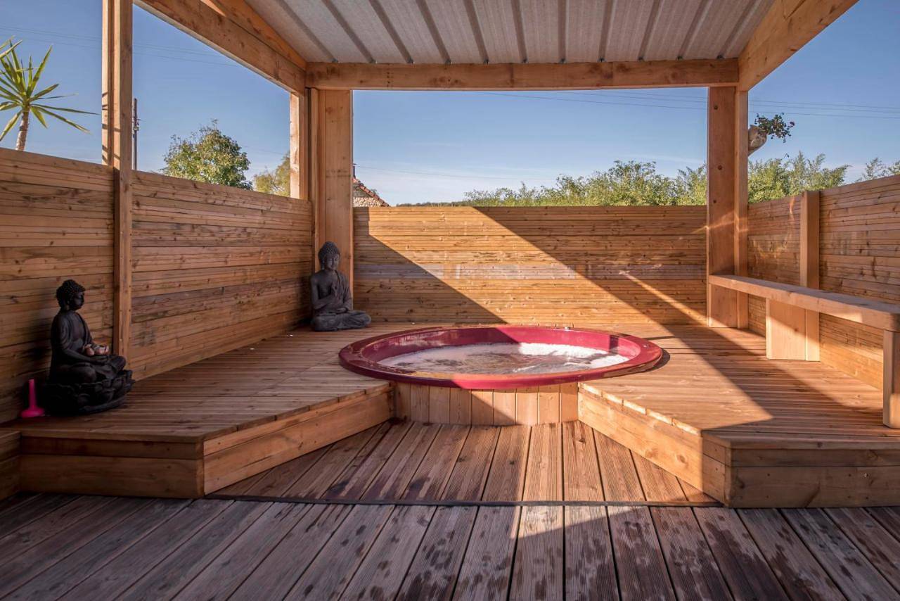 La Colline aux Chalets, Jaccuzi, Sauna in Saint-Chamarand, Quercy