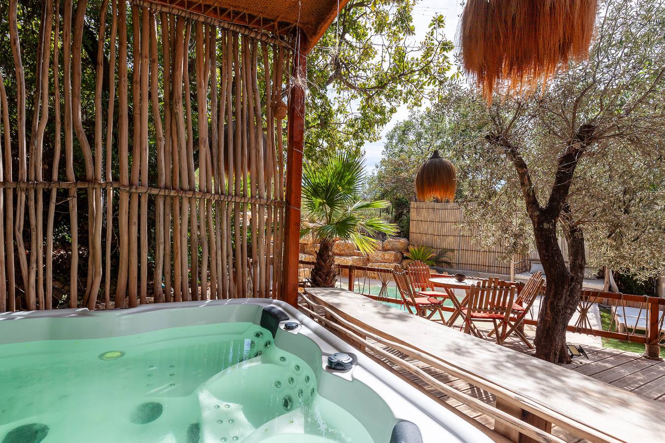 Apartamento vacacional entero, Tiny House Bali con vistas a la montaña, Wi-Fi y aire acondicionado in Peypin, Marsella region