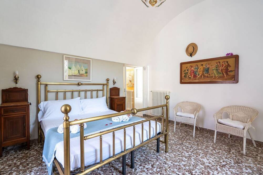Ganze Wohnung, Guesthost - Comfortable apartment that hosts 2 people, located in an old farmhouse dating back to the 19th century, furnished with taste and meticulous recovery of the original materials. The accommodation is located in Cozzana, a quiet and verdant distr in San Bartolomeo (Bari), Monopoli