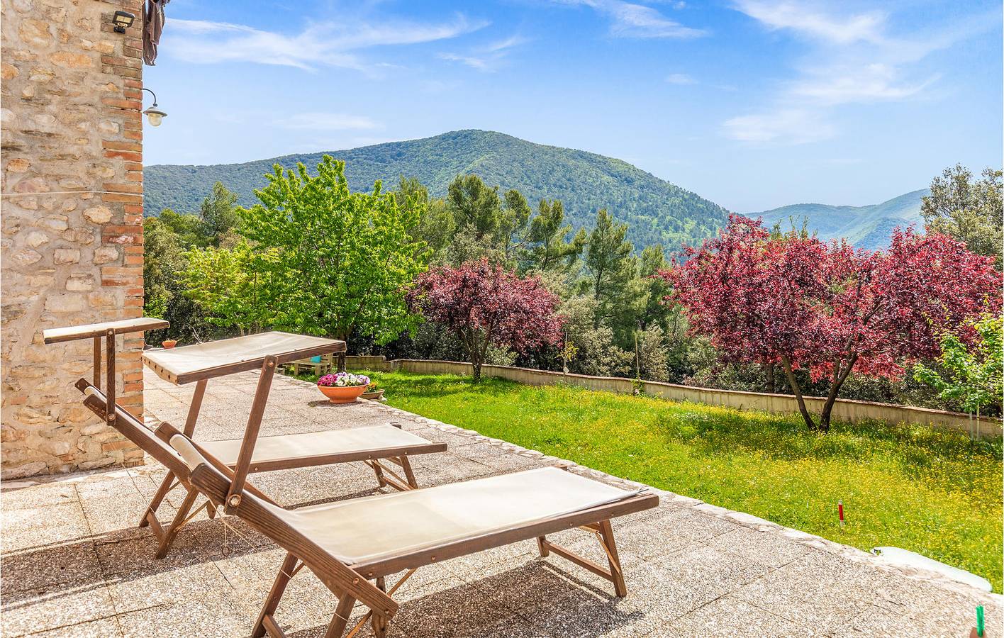 Ganze Ferienwohnung, Geräumige Wohnung mit Parkplatz und Garten - 2km nach Campello in Campello sul Clitunno, Perugia Provinz