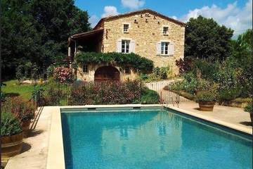 Gîte pour 4 personnes, avec piscine ainsi que jardin et terrasse à Puy-l'Évêque