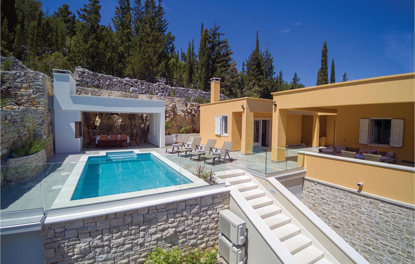 Charmante 2-Zimmer-Wohnung mit Pool, Parkplatz und Zugang zum Strand – nur 1,5 km entfernt! in Medvinjak, Korcula