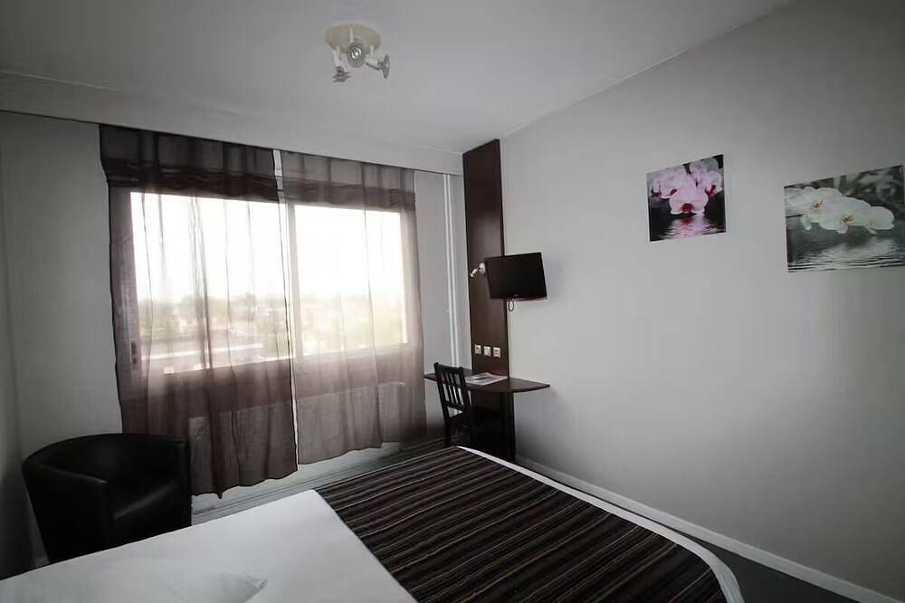 Comfortable Stay with Cozy Rooms and Proximity to Olympic Park, Free Parking in Saint-Priest, Lyon region