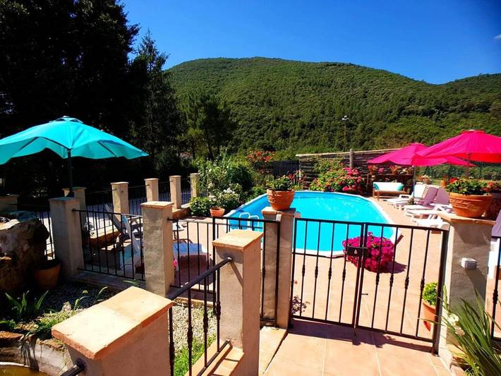Location de vacances pour 4 personnes, avec piscine ainsi que jardin et vue, animaux acceptés à Saint-Florent-sur-Auzonnet
