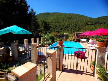 Gîte pour 4 personnes, avec vue ainsi que jardin et piscine, animaux acceptés à Saint-Florent-sur-Auzonnet