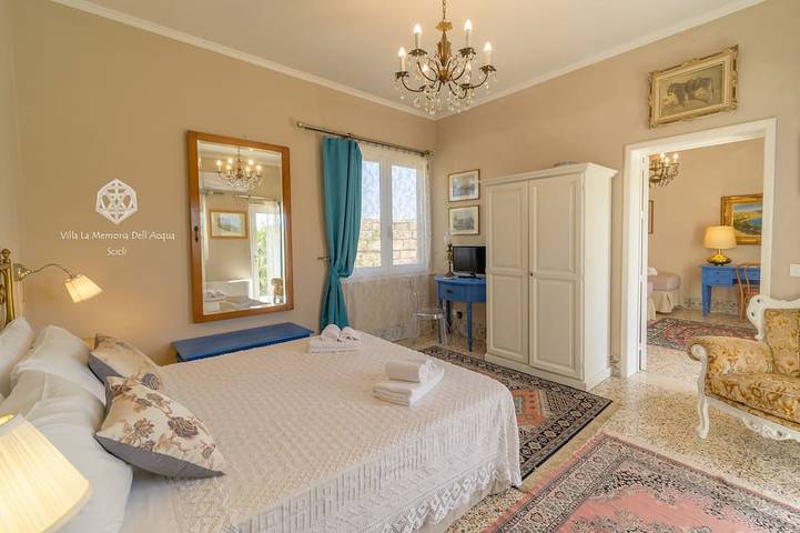 Villa per gruppi, accesso privato alla spiaggia, grande giardino ed area giochi. in Lido Spinasanta, Scicli
