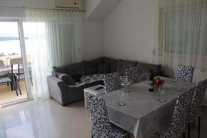 Ganze Wohnung, Zwei-Zimmern apartment mit Meerblick in Žaborić, Šibenik-Knin