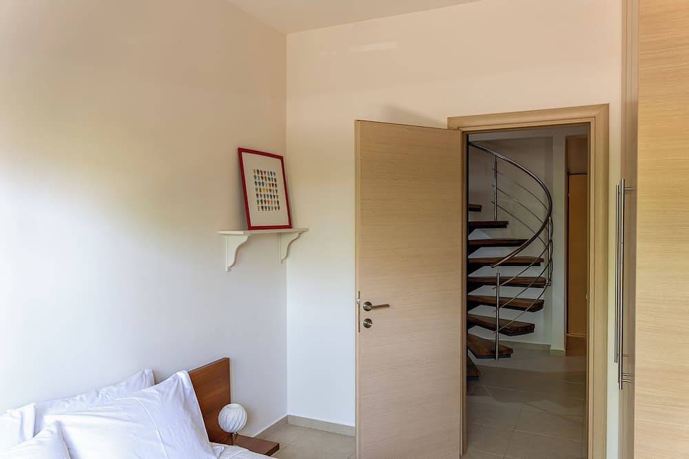 2-floor house, free parking, 10 min from city center, for families and groups. in Chania region