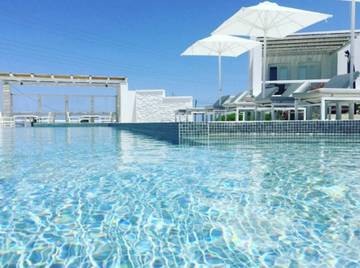 Location de vacances pour 5 personnes, avec balcon ainsi que piscine et vue sur l’océan dans Folégandros