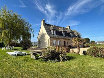 Gîte pour 8 personnes, avec jardin à Guimaëc