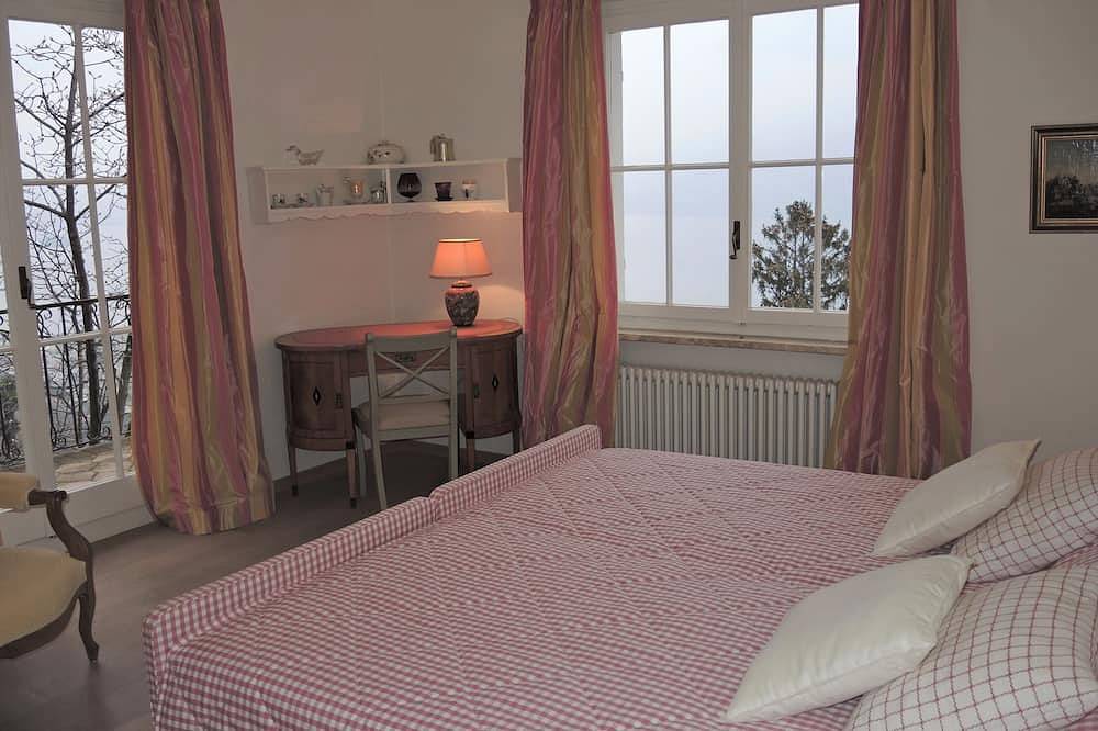 Grosszügiges Ferienhaus mit Pool und 180° Panoramasicht, ideal für Familien in Porta (Brissago), Brissago
