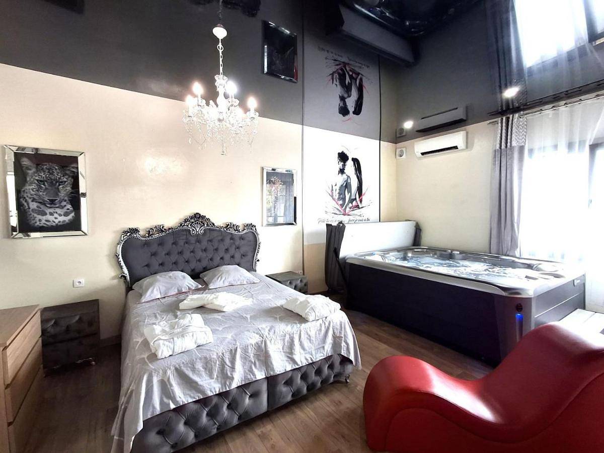 Appartement entier, La discrète romantique, appartement avec jacuzzi in Charavines, Lac de Paladru