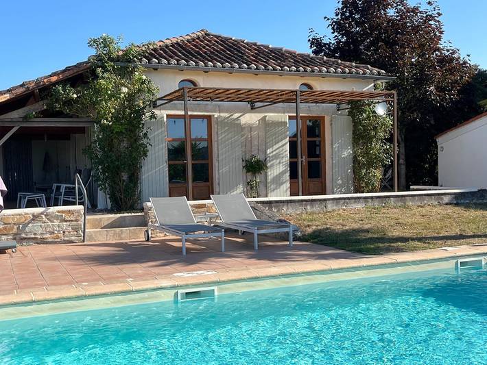 Gîte pour 6 personnes, avec Piscine à Champagne-et-Fontaine