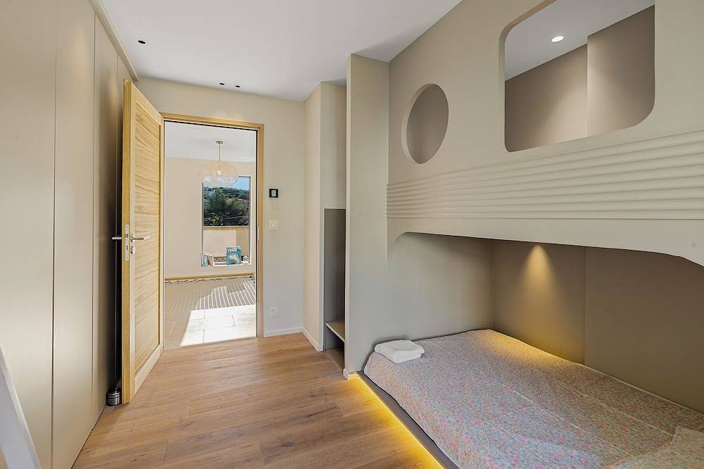 Pleasant modern Provencal family villa in Pégomas, Region de Cannes
