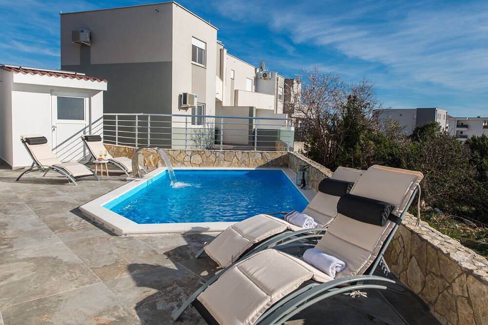 Apartamento entero, Apartment Luka with Heated Private pool in Novalja, Pag