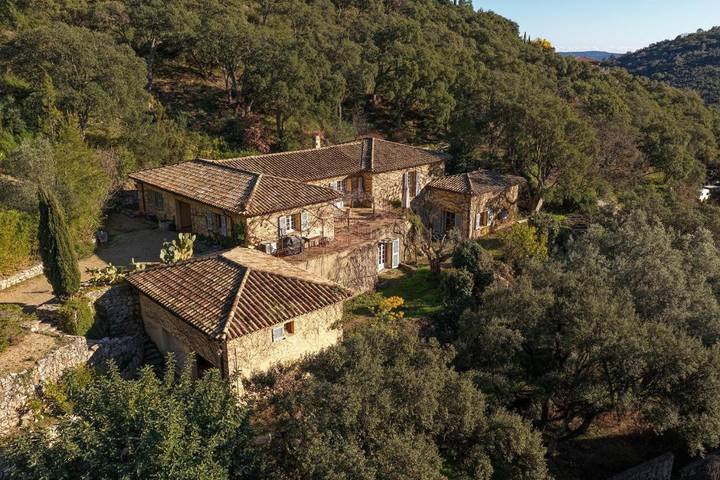 Villa pour 12 personnes, avec sauna et terrasse ainsi que piscine et vue, animaux acceptés